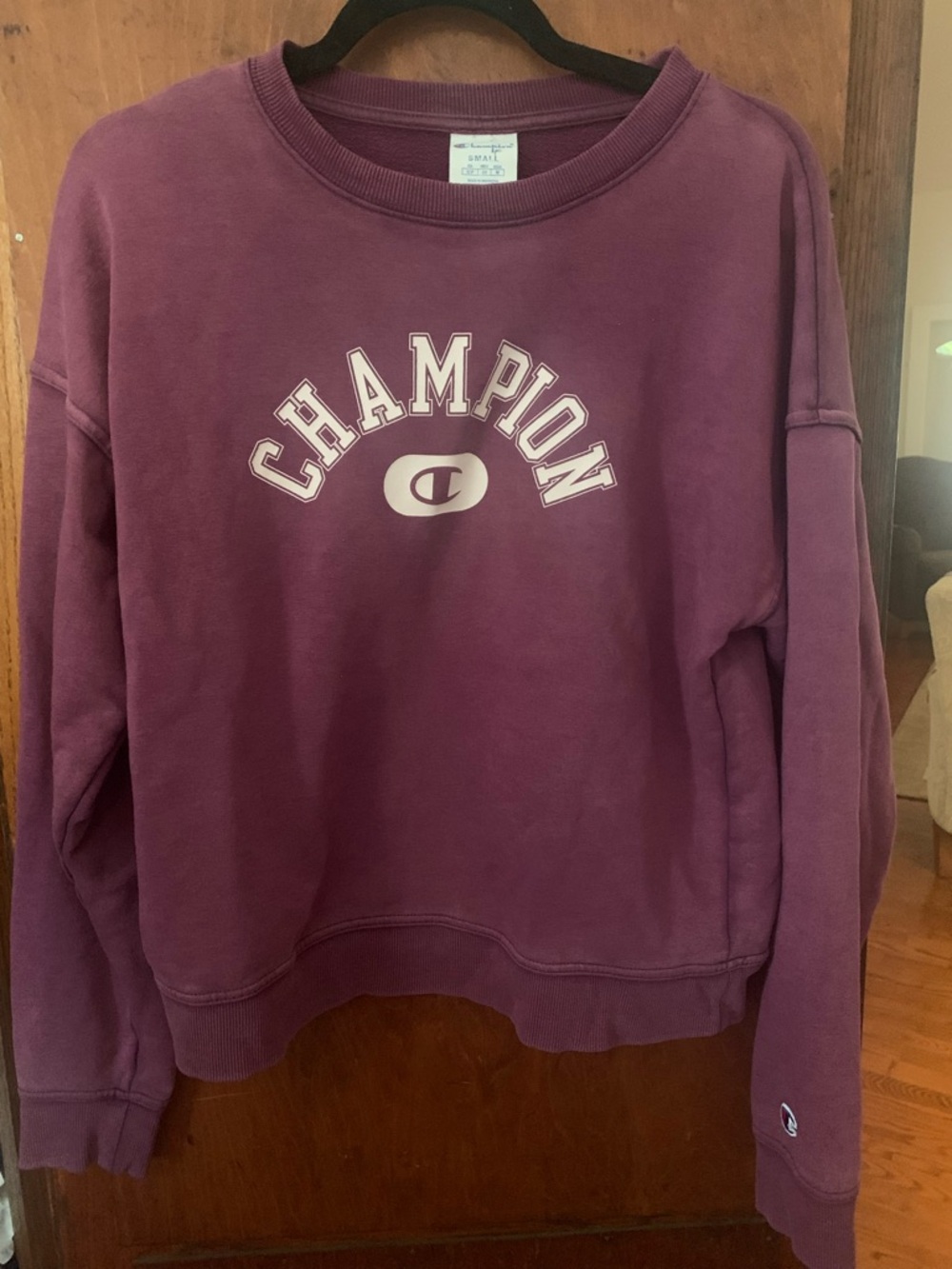 Champion women’s Crewneck Sweatshirt in Plum small